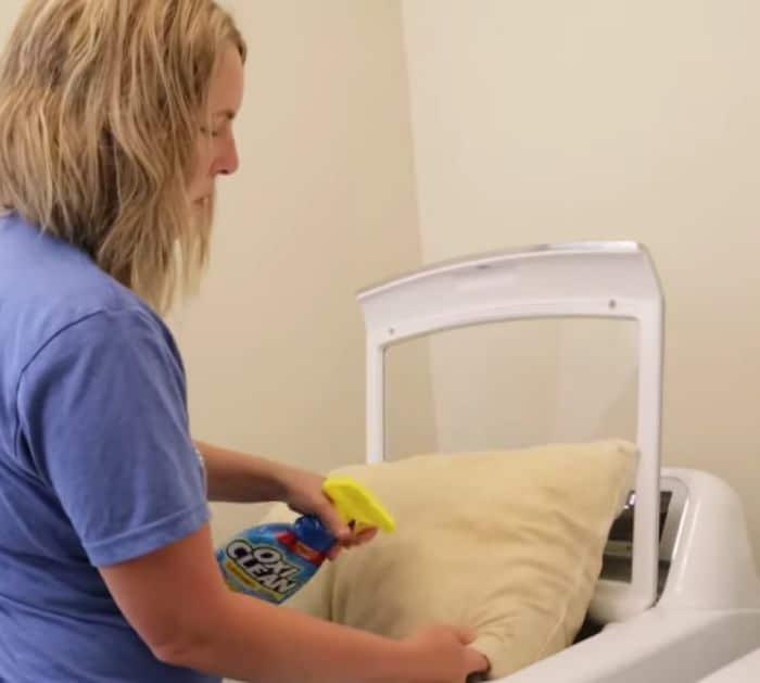 Easy Tips and Hacks to Make Pillows White Again