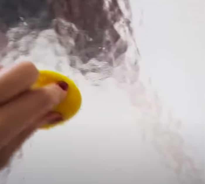 Use Acidity to Remove Water Build Up From Showers - Use Baking Soda and Vinegar to Clean Showers
