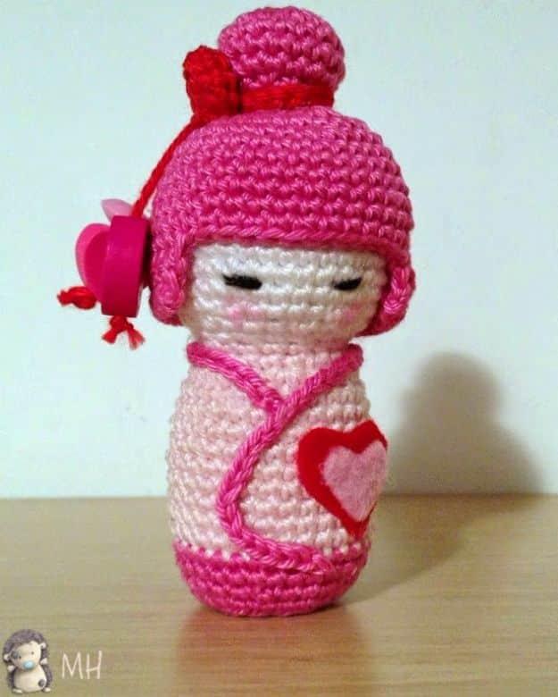 Free Amigurumi Patterns For Beginners and Pros - Pink Kokeshi Amigurumi - Easy Amigurimi Tutorials With Step by Step Instructions - Learn How To Crochet Cute Amigurimi Animals, Dol