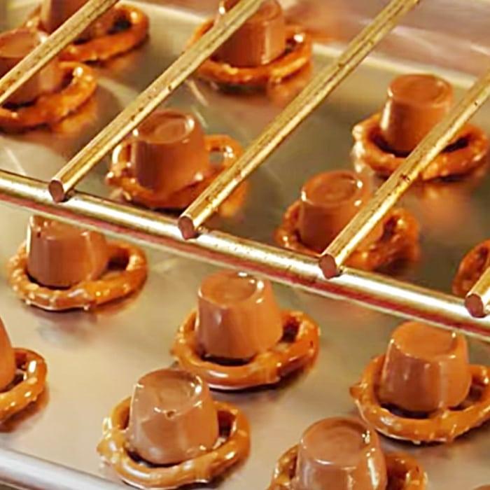 How To Make Rolo Pretzel Turtles - Rolo Turtles Recipe - Easy Candy ideas - Homemade Candy Recipe