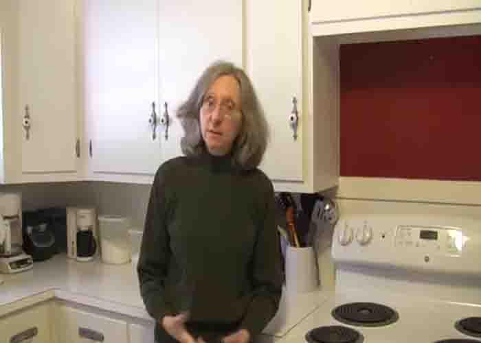 Removing grease from plastic containers with sponge and baking soda