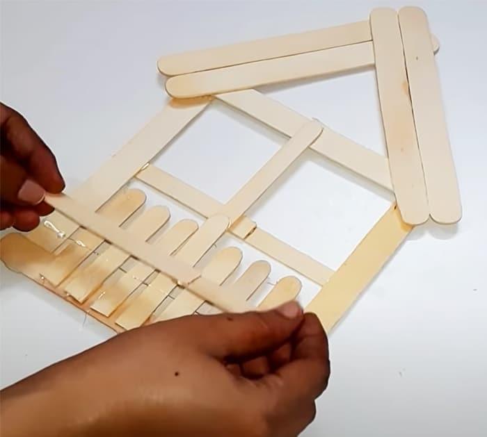 Use Popsicle Sticks To Make Christmas Ornaments - DIY Christmas Ornament