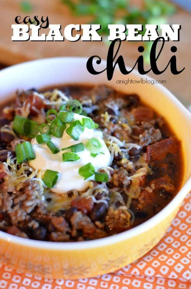 Graphic reading easy BLACK BEAN chili above an orange patterned bowl of chili with sour cream on top