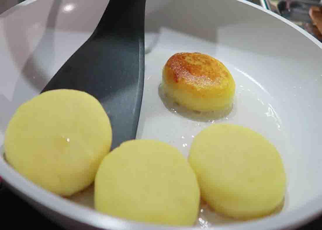 Frying the potato cheese pancakes