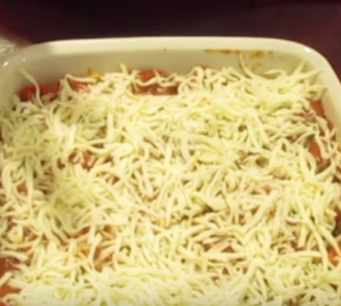 Make a low carb no crust pizza casserole