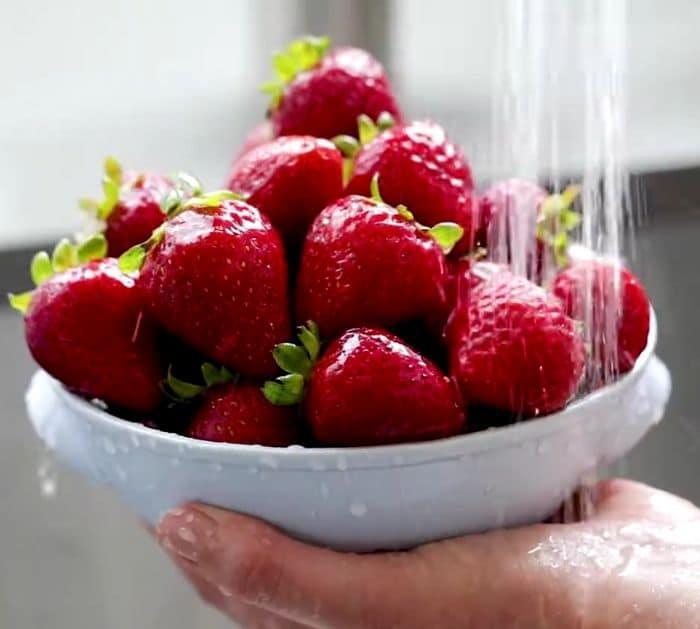 How to Make a Strawberry Sheet Cake