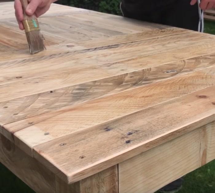 Make a DIY table out of recycled upcycled pallets