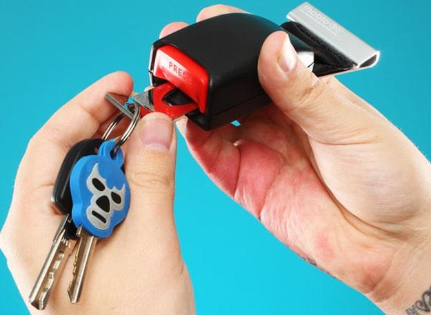 Upcycled Car Parts - DIY Seat Belt Buckle Keychain - DIY Projects & Crafts by Sueeye #diy