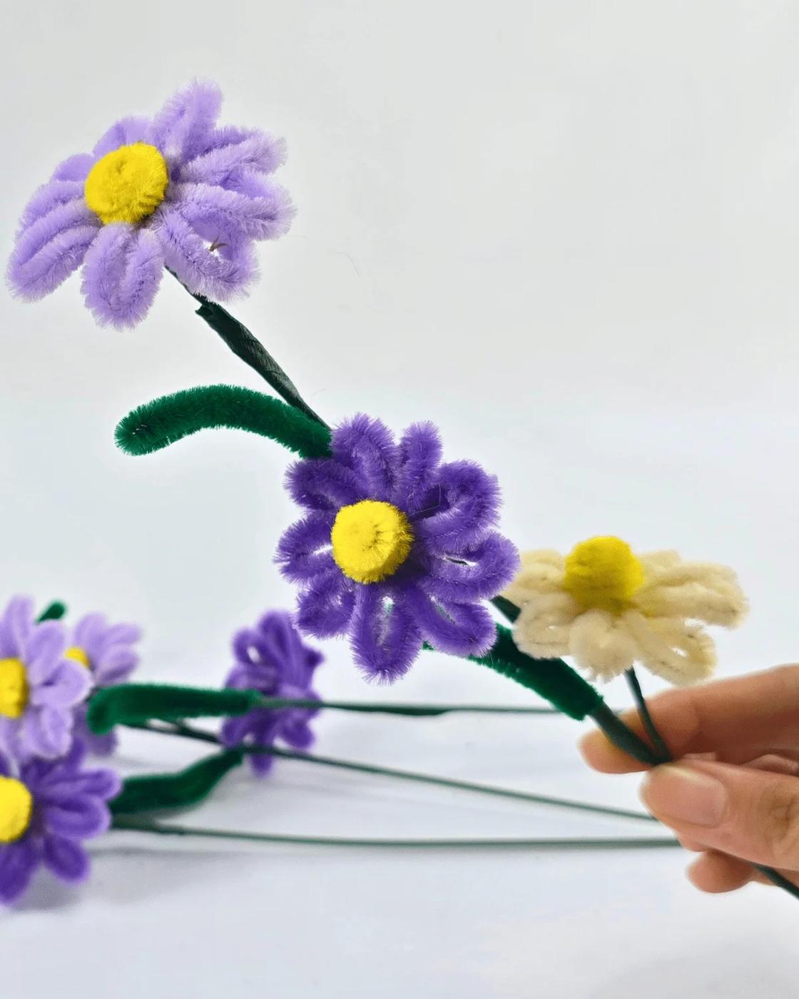 Easy Pipe Cleaner Flowers Daisies — learn how to make pipe cleaner daisies