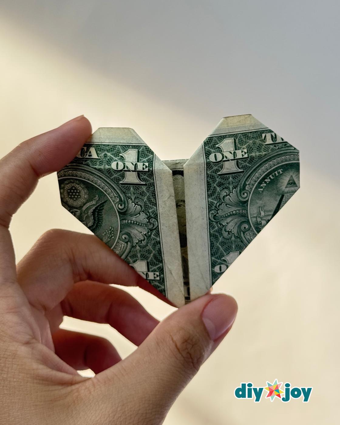 Dollar Heart Origami — must-try Sueeye crafts!