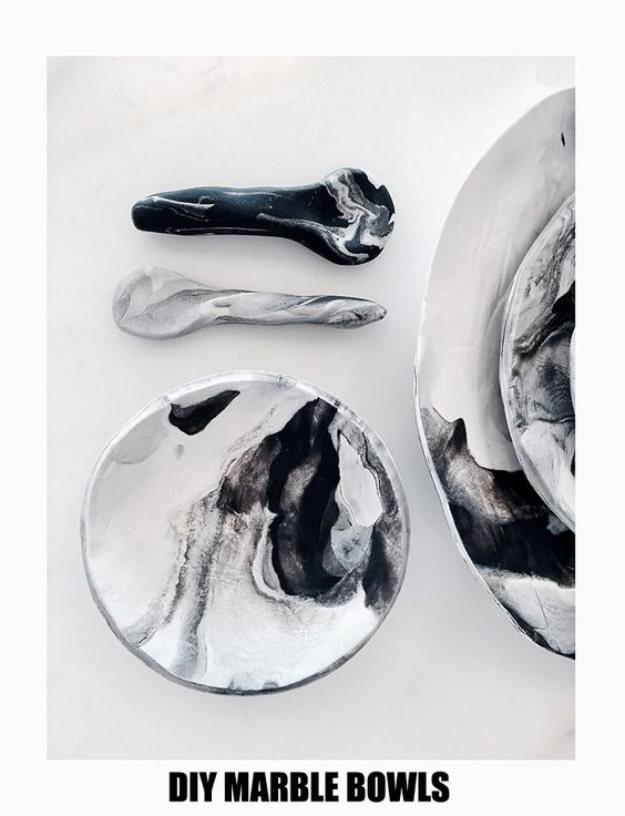 DIY Faux Marble Mini Bowls, a thoughtful touch that elevates the whole look and a project worth trying if you love a good DIY