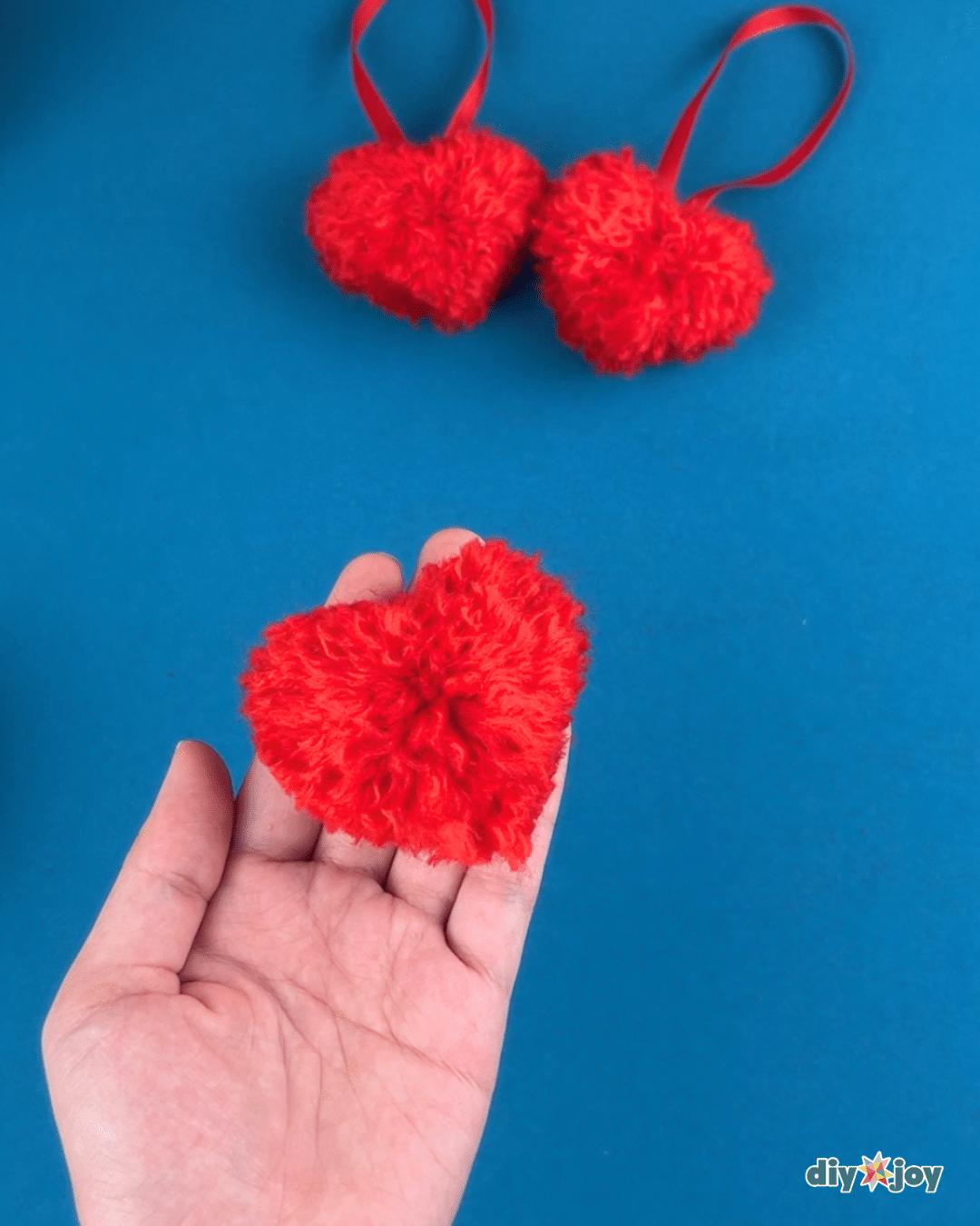 Homemade Pom Pom Hearts — how to make a yarn pom pom