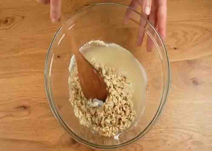 Making the oat mixture for the bread dough