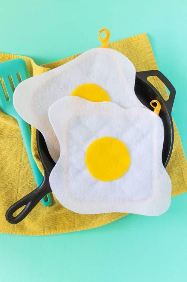 DIY No Sew Fried Egg Oven Mitts, easy enough for a beginner and a clever way to use scraps you already have