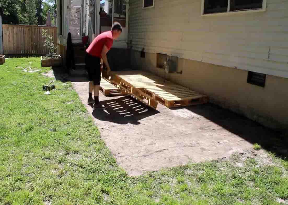 Laying down the pallets