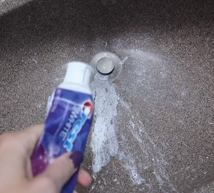 How to Clean Using Toothpaste