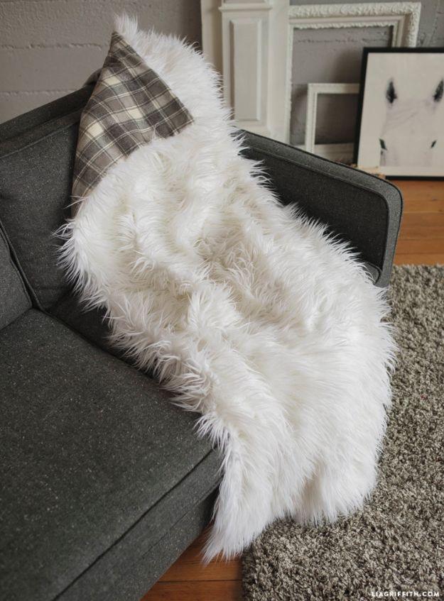 Faux Fur Throw Blanket, a diy throw blanket, easy to fit into a free afternoon and an idea worth saving for later