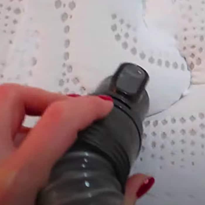 How To Clean A Mattress With Baking Soda - Easy Way To Clean A Mattress - Easy Cleaning Hacks