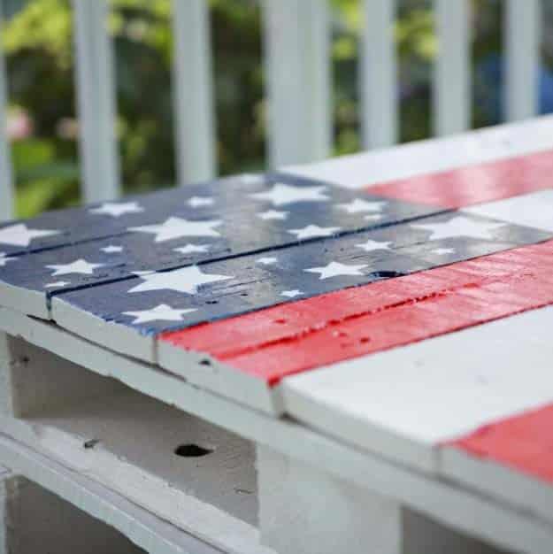 Rustic DIY Ideas With the American Flag | Patriotic Flag Country Crafts and DIY Projects for the Home and Backyard | Patriotic DIY Pallet Coffee Table