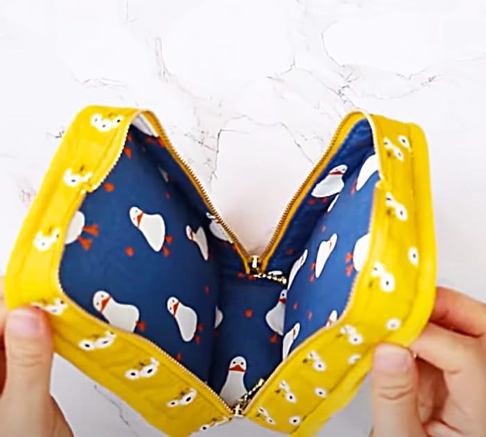 Sew a zipper pouch with inside pockets