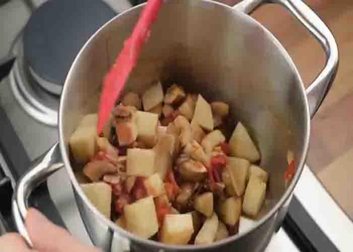 Cooking the mushroom and potato stew in one pot