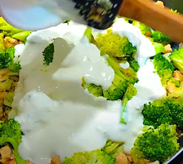 Cook a skillet casserole with broccoli and chicken
