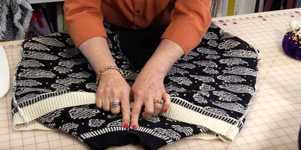 She Turns An Old Sweater Inside Out And Sews An Oval. The Result? So Clever!
