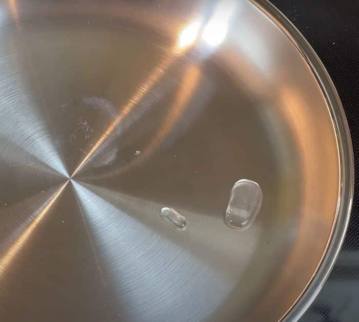 How to Cook Scrambled Eggs in a Stainless Steel Pan