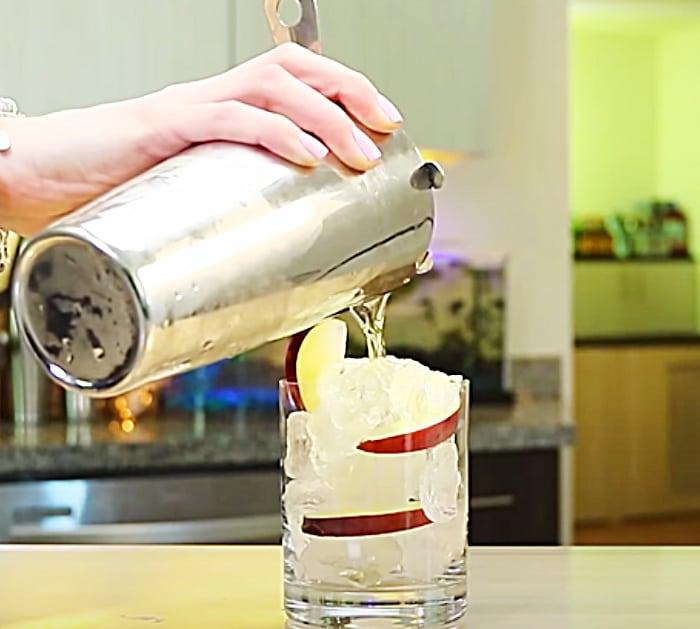 Apple Cider And Cinnamon Whiskey Drink - Party Drink Ideas - Fall Beverages