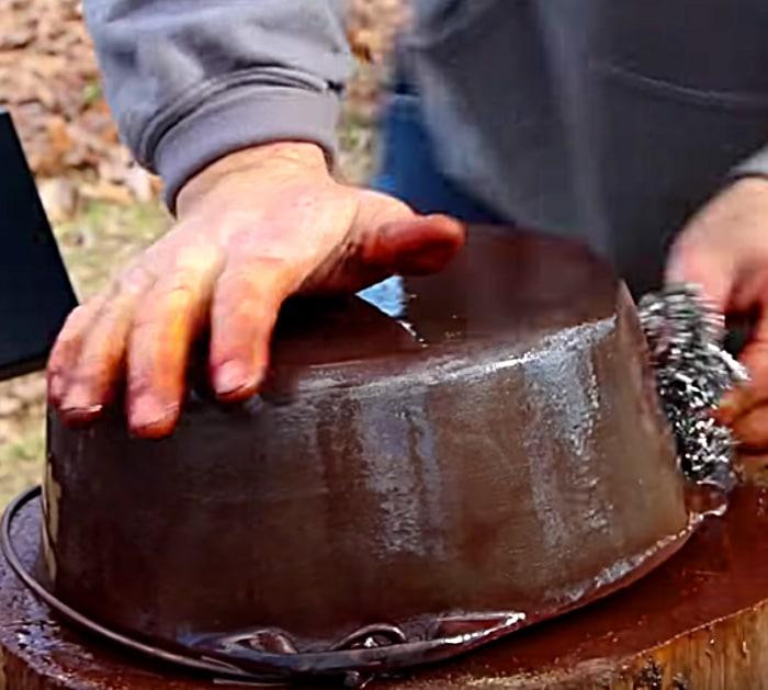 How to restore cast iron with vinegar and a hot oven