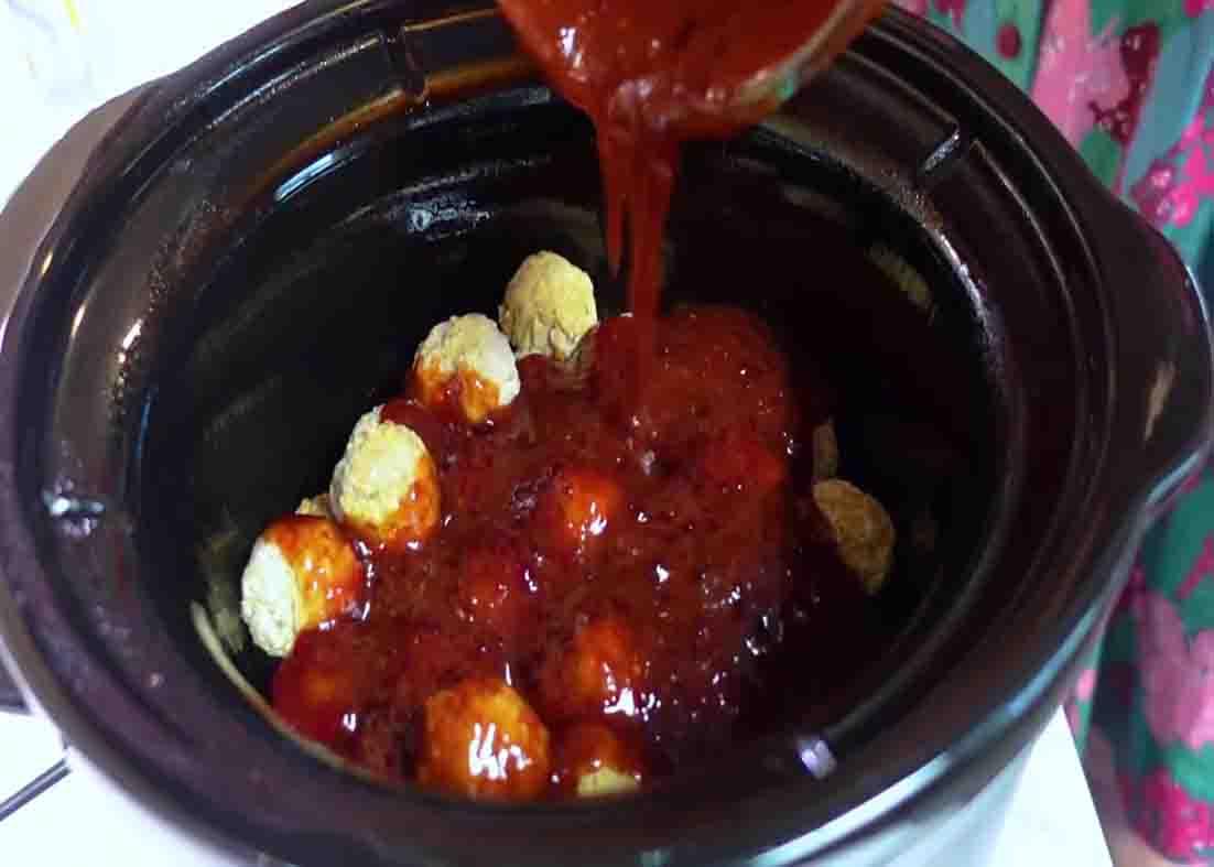 Pouring the sauce over the meatballs