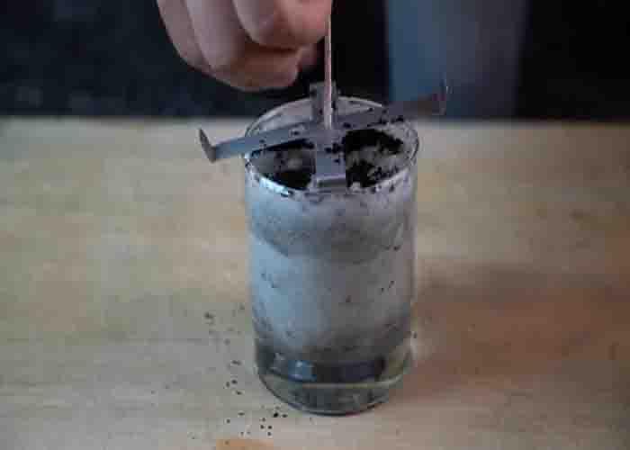 Using old coffee grounds to make DIY candle