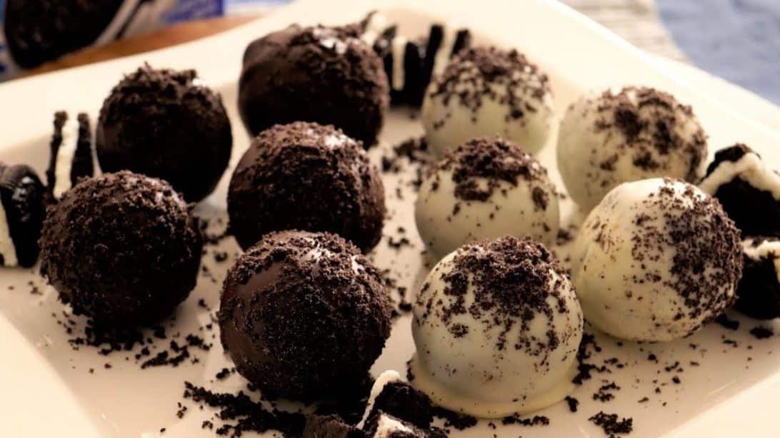 4-Ingredient No-Bake Oreo Chocolate Cheese Balls