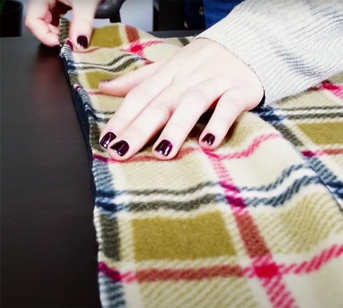 DIY No Sew Fleece Blanket - No Sew Projects - DIY Blankets