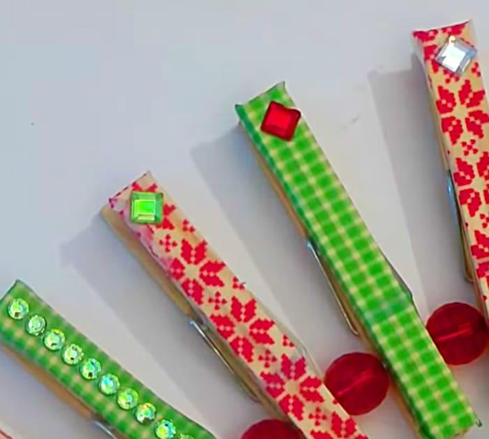 Learn to make a cheap easy quick DIY clothespin wreath for Christmas