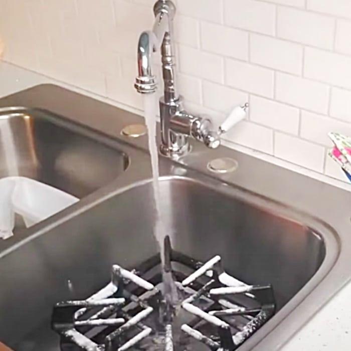 Easy Way To Clean A White Stove - Kitchen Cleaning Hacks - How To Clean A Stove