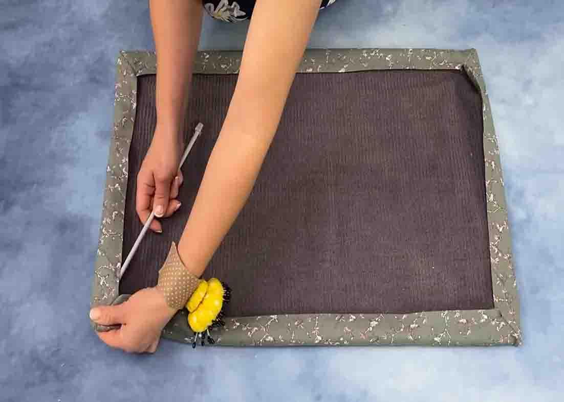 Finishing the border of the bath rug