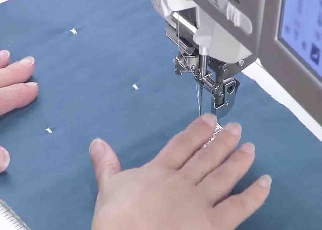 Tacking the quilt using zigzag pattern
