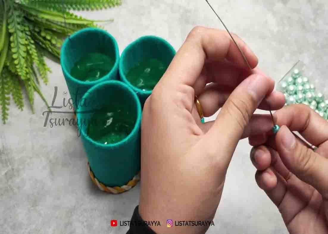 Attaching the wire on both sides of the pen holder to serve as a handle