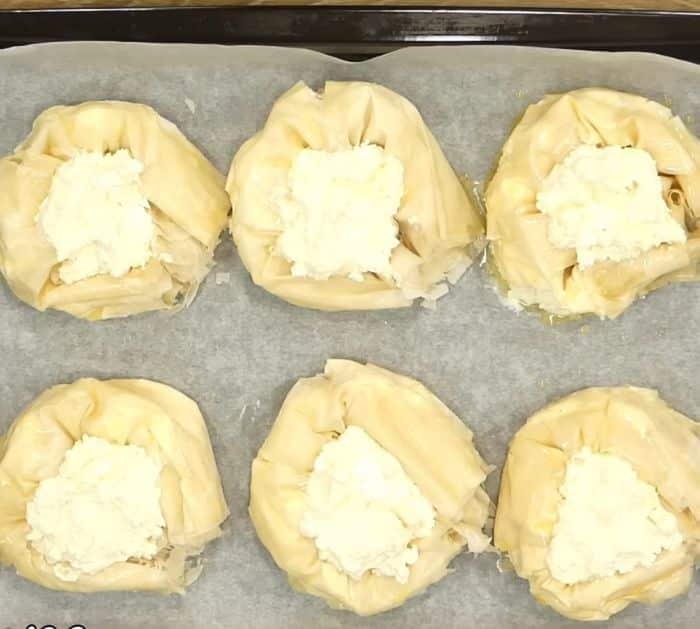 5-Ingredient Crunchy and Cheesy Breakfast Pastry Instructions