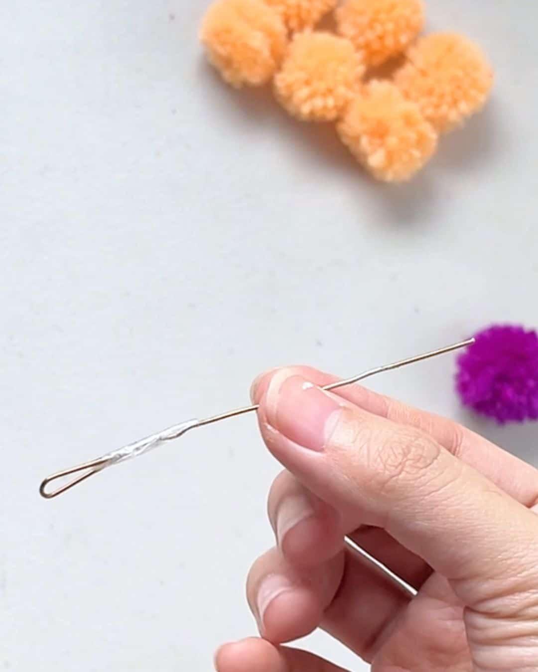 Pom Pom Flowers Fork — diy yarn ideas