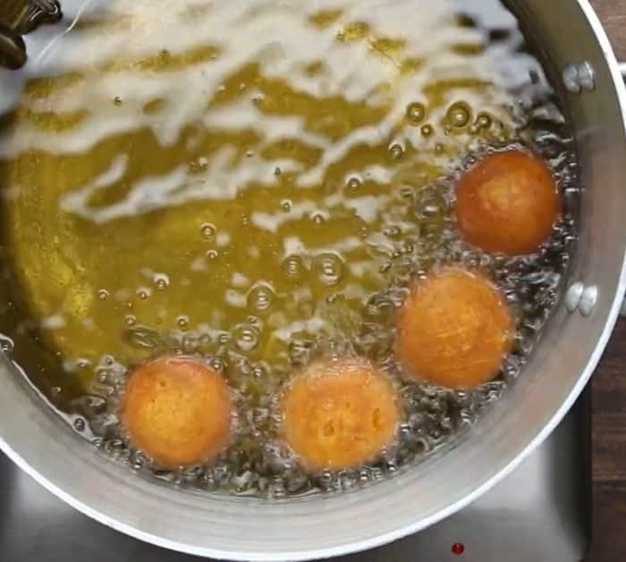 How to Make Pumpkin Spice Donut Holes