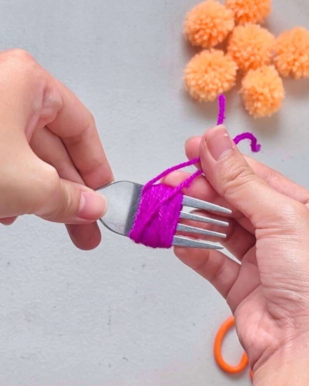 Easy Pom Pom Flowers Fork — diy yarn project