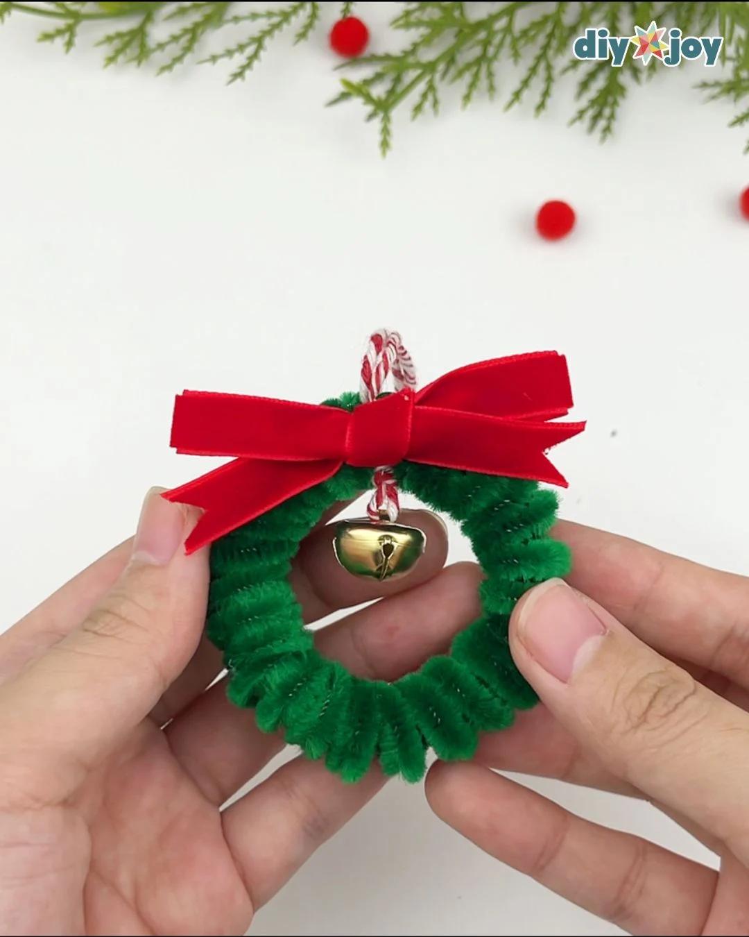 Christmas Ornament Pipe Cleaners — adding the bow