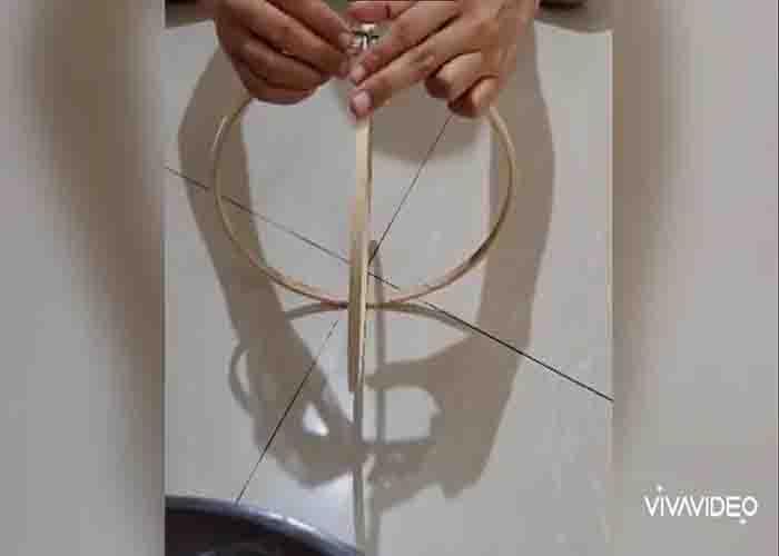 Assembling the hanging shelf using embroidery hoops