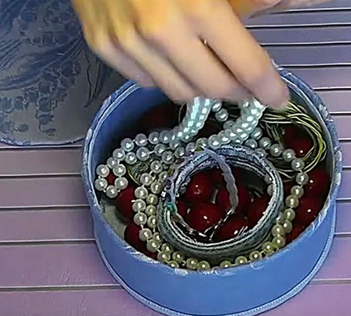 Make a jewelry box out of a tin can