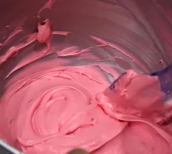 How to Make Strawberry Crunch Cupcakes
