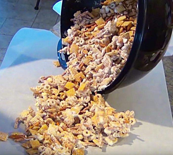 Make Texas White Trash Reindeer Crack Bark Cereal Candy