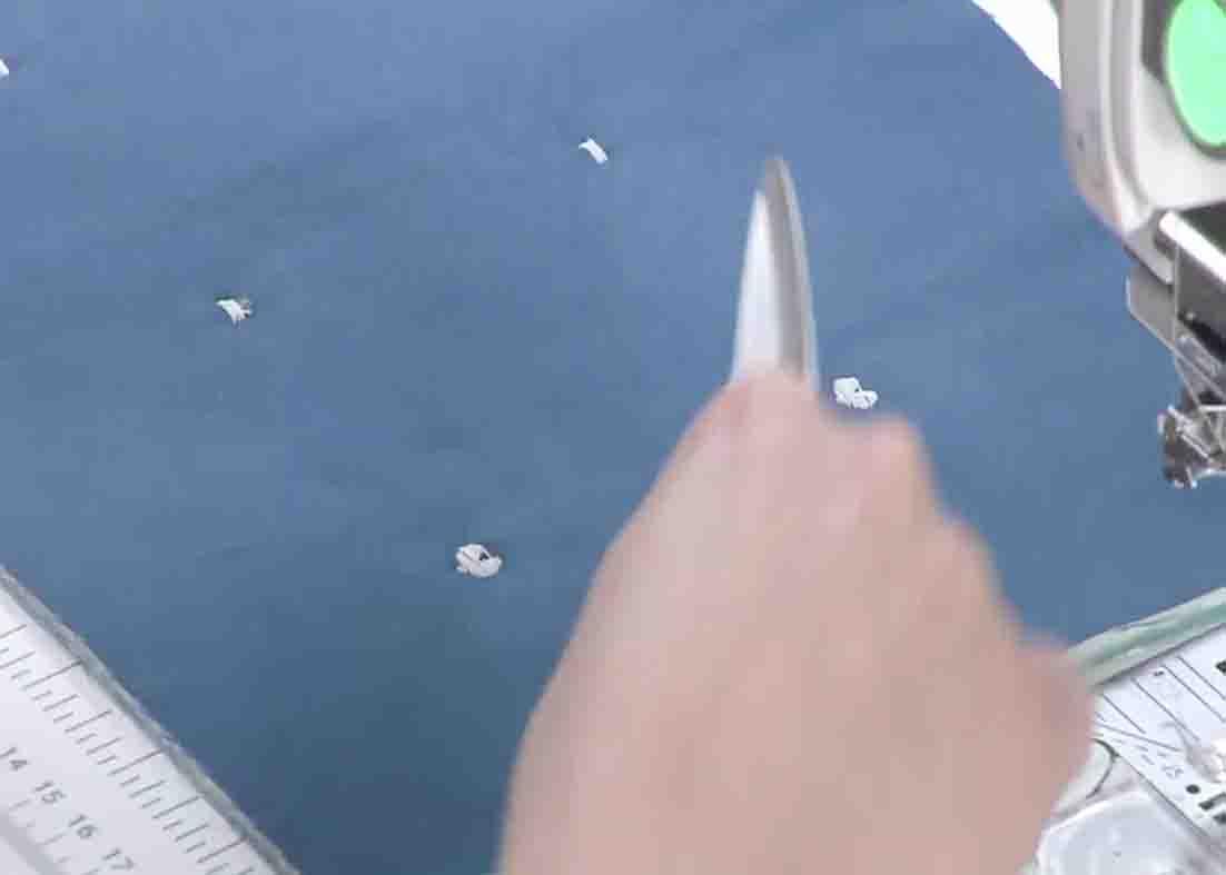 Finishing the quilt by cutting the excess thread