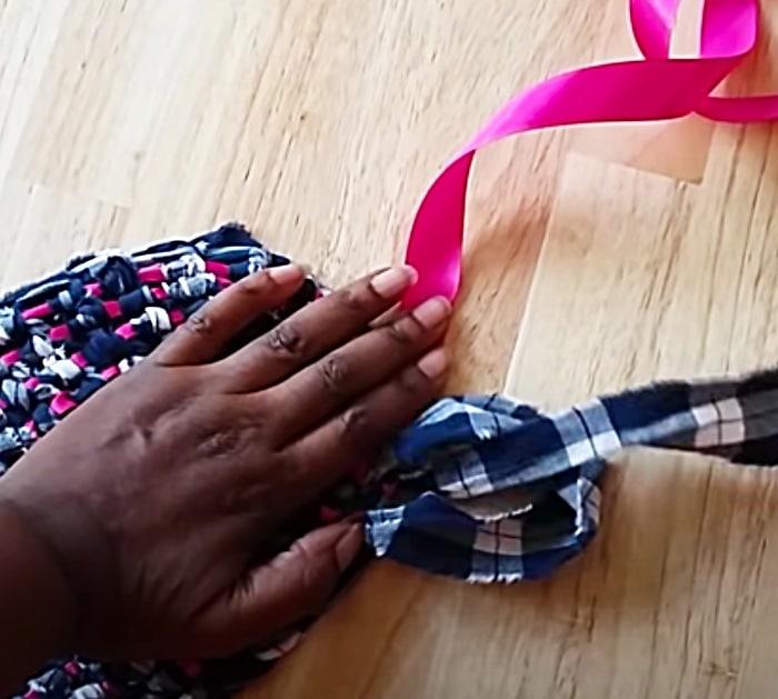 Use Ribbon And Strips Of Fabric To Make An Amish Toothbrush Knot Rug